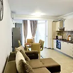 Daire Sunset View Apartment- Pools Mamaia